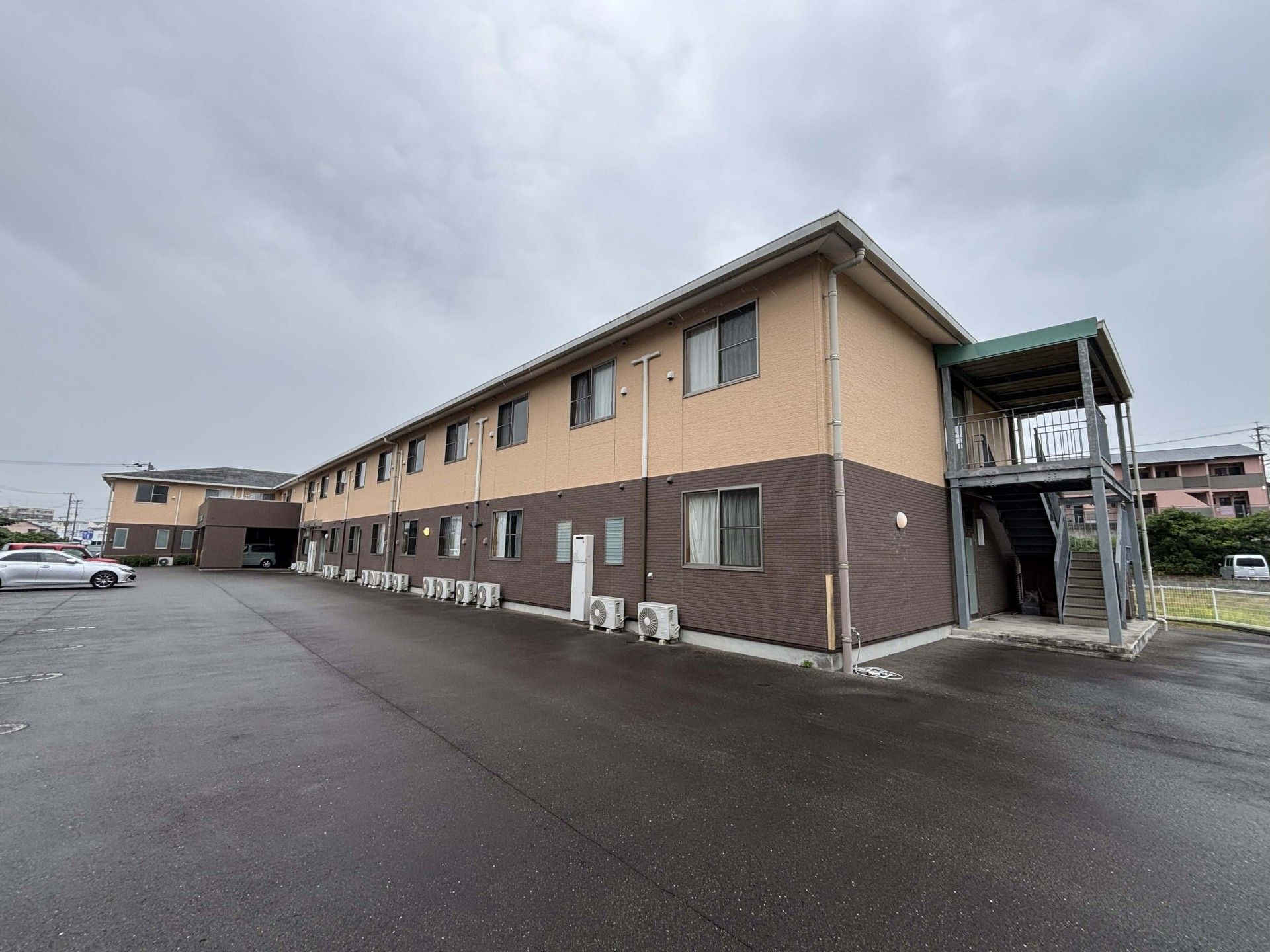 二階建ての建物外観