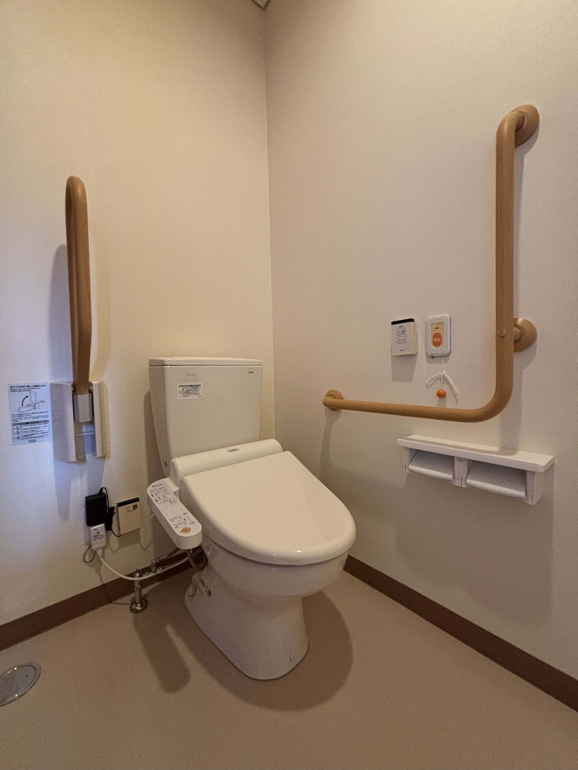 手すり付きのトイレ