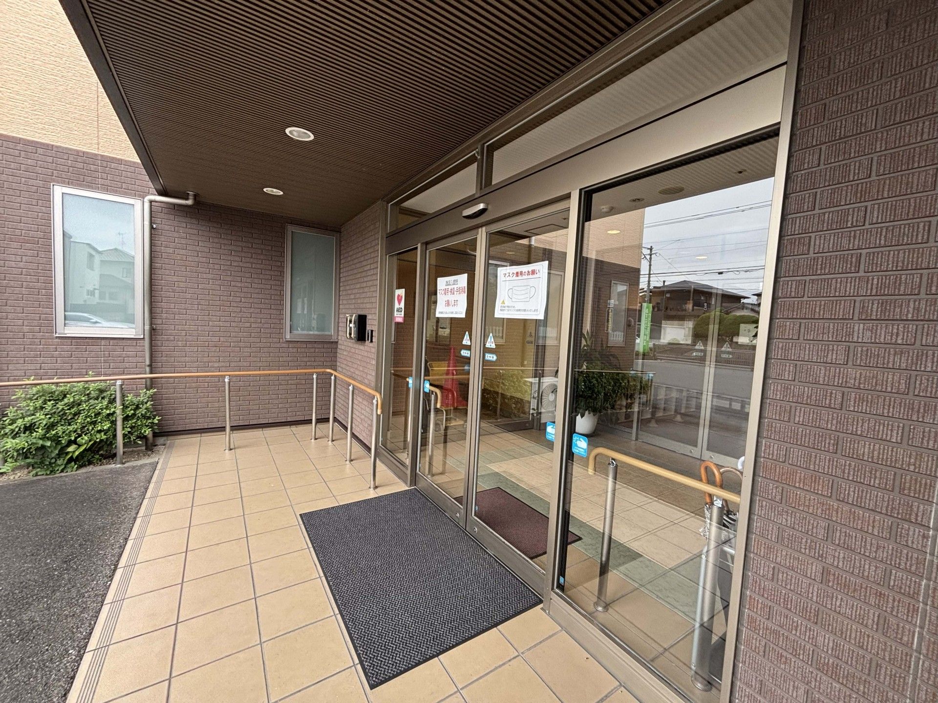 手すり付きの玄関