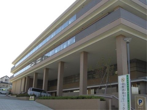 エントランス前まで車が乗り入れられるスペースがある重厚感のある建物