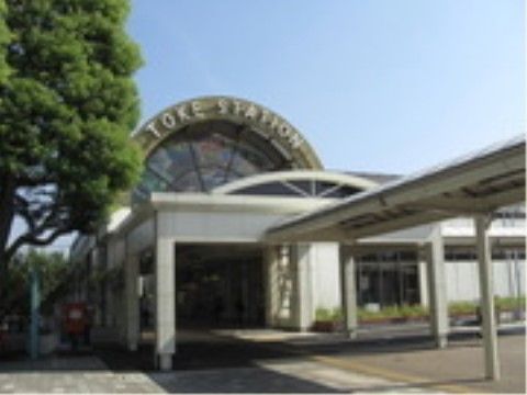 近くにある鉄道の駅である。遠くへ外出する際や、駅自体も大きい建物で目立つので、待ち合わせなどにも便利である。