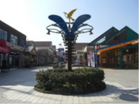 近くの駅前にはショッピング施設がある。外食を楽しんだり、施設内を歩くことで運動になって健康にも役立つ。