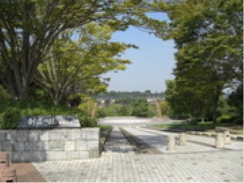 近隣にはきれいに整備された広い公園がある。木々が生い茂った出入口で、広場では運動したりのんびりしたりと憩いの場となっている。