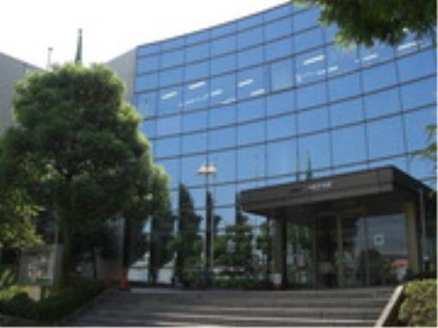 公共施設の建物の外観である。壁面が全面ガラス張りになっている３階建ての建物で、玄関には屋根が設置されている。