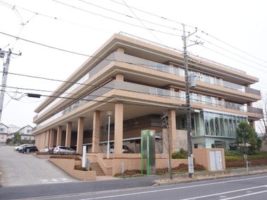建物は大きく立派で綺麗である。周りは草木に囲まれており、屋上もあるので入居者は快適に生活を送る事が出来る。