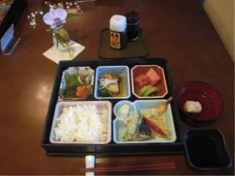 お弁当のようにおかずが小分けされたお食事