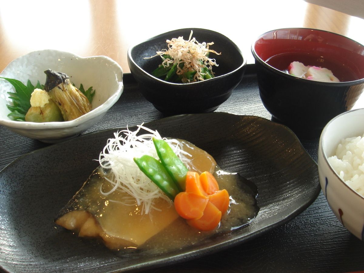 魚の煮つけと、焼き茄子、ほうれん草のおひたしと吸い物のセット