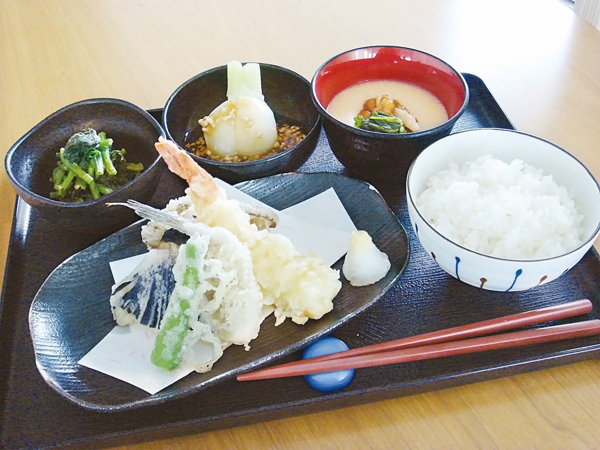 天ぷらの盛り合わせがメインのごはんと味噌汁がセットになった和食