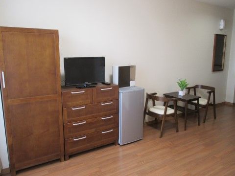 フローリングの部屋に、タンスや冷蔵庫、テレビなどが設置されている。