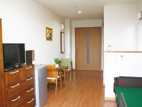 居室には引出しのある収納ダンスが設置されており、入居者様の衣類やタオルのほかに小物類なども収納することが可能である。