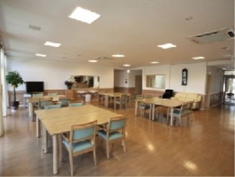 ドアのないオープンスペースなので、入居者様が自然と集まる楽しい場所である。隣には厨房があり、いつも温かい食事を提供できる。