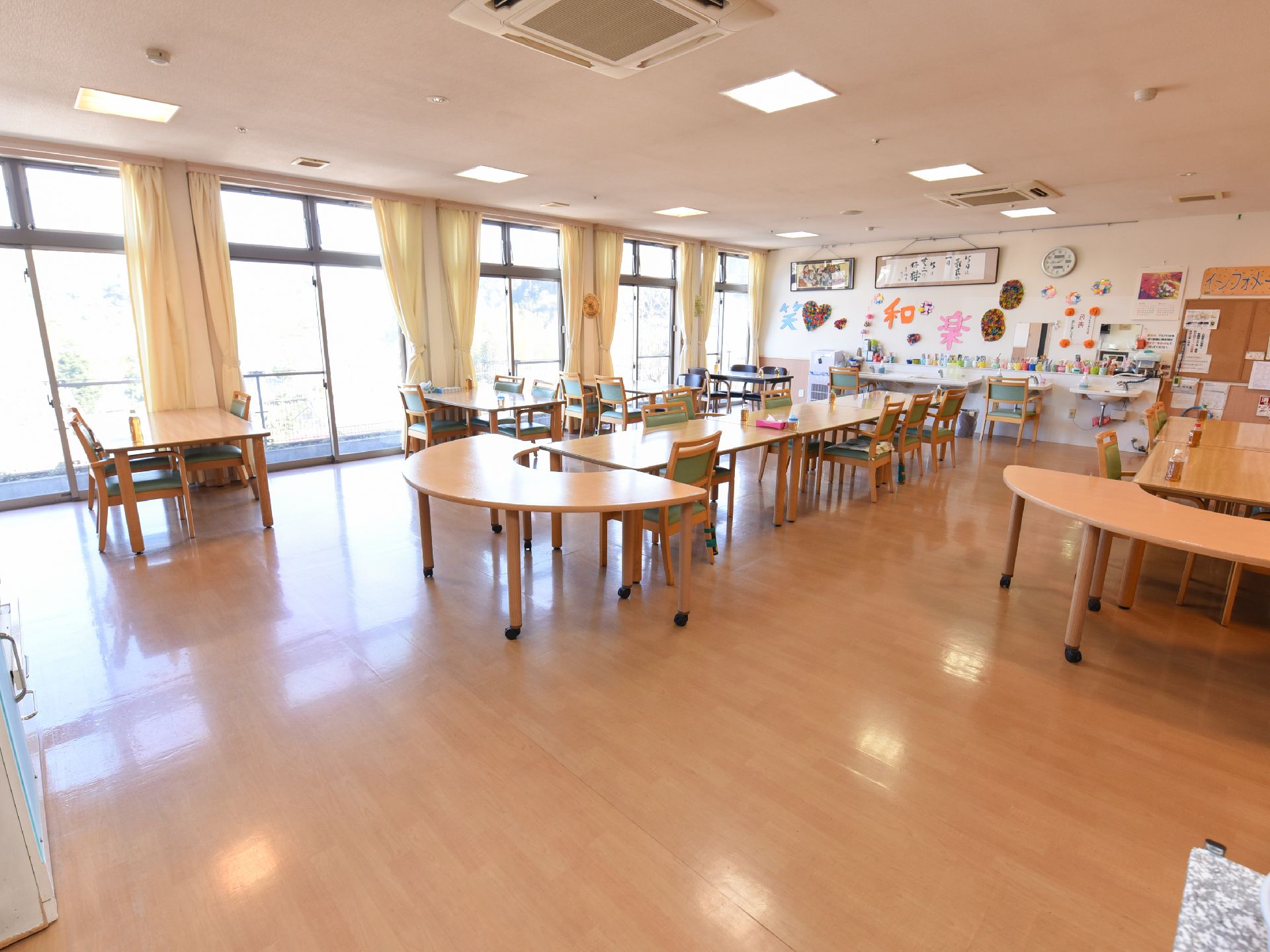 広々とした明るい食堂である。テーブルや椅子を置いても通路に余裕がある。壁には楽しい飾りつけがされている。