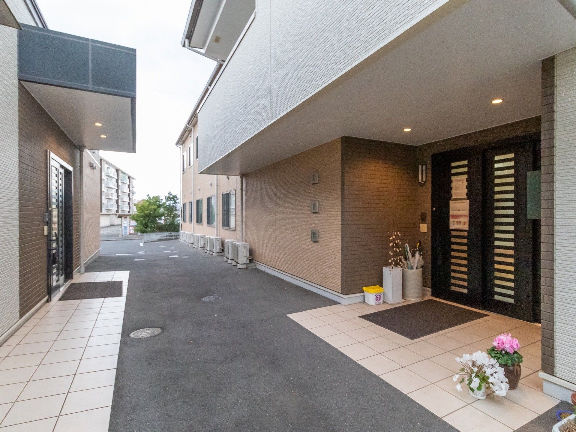 横開きの扉。大きな屋根がついており、雨天でも濡れることなく傘の開閉ができる。