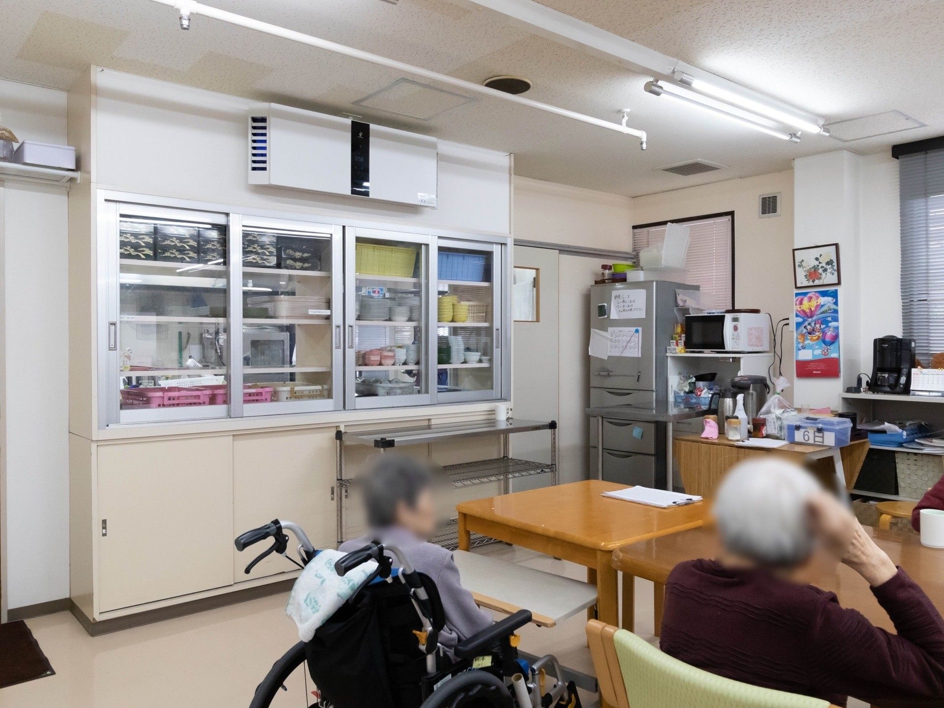 空調や冷蔵庫、ならびに電子レンジなどが完備されている。明るい色の部屋と木造のテーブルで落ち着いた空間である。