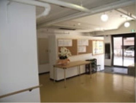 エントランスには掲示板が設置されている。施設内の行事予定や連絡事項が掲示されており、いつでも確認することができる。