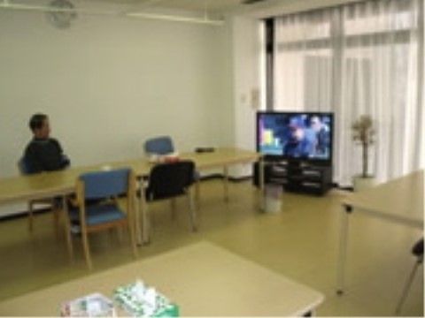 談話室は動線を考慮したテーブルの配置になっているため、車椅子をご利用の方もスムーズに移動することができる。
