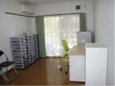 デスクと椅子のある医務室。入居者様の健康についての相談やアドバイスをしており、健康の維持増進を目指している。