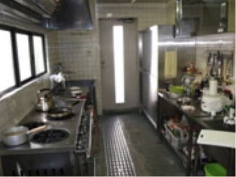施設の食堂には清潔に保たれた厨房が併設されており、出来立ての料理を速やかに入居者様に提供することが可能である。
