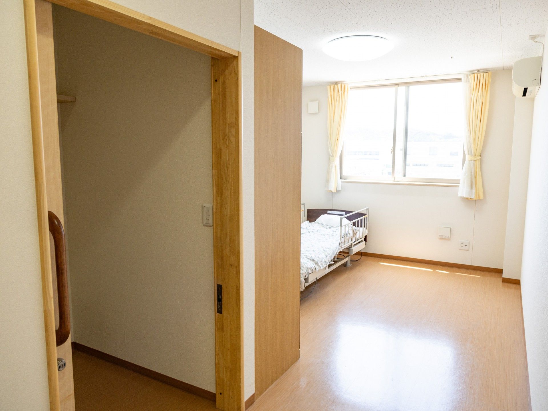 明るい個室の一角