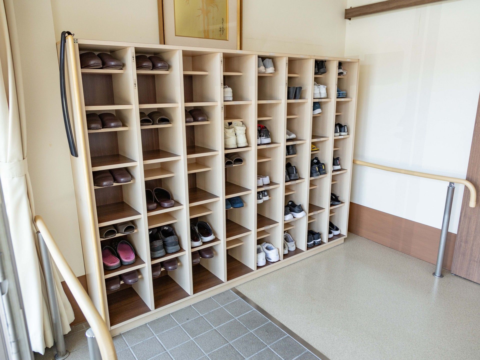 整理された靴箱のエントランス