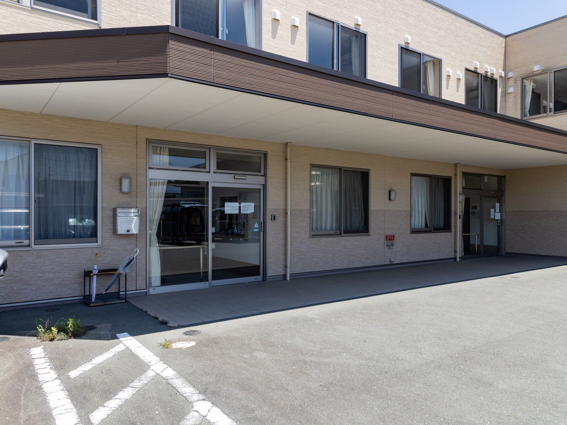 入り口が広い施設正面