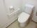 居室内にあるトイレは、ウォッシュレットタイプである。手元に操作ボタンがあり、壁にはナースコールが設置されている。