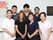 施設内で、居住者達のサポートを行う、スタッフ達。男性スタッフも女性スタッフも働いている。スタッフの多くは、白または黒のウェアを着ている。
