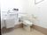 白い壁とベージュの床が清潔感のある広々としたトイレには、オストメイト対応の汚物流し用の洗い場が設置されている。