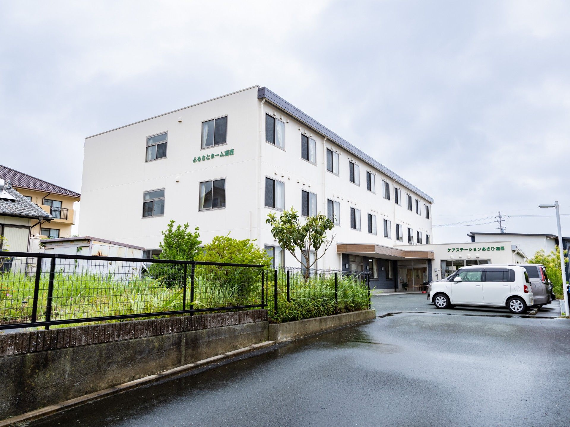 白い建物の外観