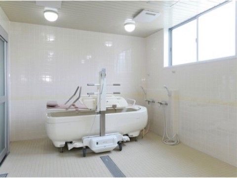 ふるさとホーム美里の特殊浴。少しでもご負担を減らせるように、充実した介助器具を揃えました。