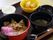 施設で提供される、食事の一例。焼肉のどんぶりご飯に、野菜の煮物、すまし汁のメニュー。デザートも付いている。