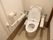 居室内に、トイレが完備されている。トイレの両側には、移動が可能な手すりが設置されている。壁にはナースコールが付いている。