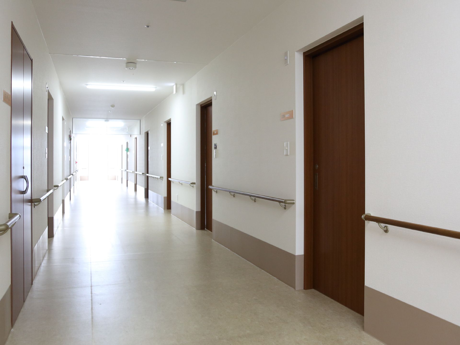 廊下には、部屋が並んでいる。床はフローリングになっており、各部屋の入口には、居住者の名前が表示されている。