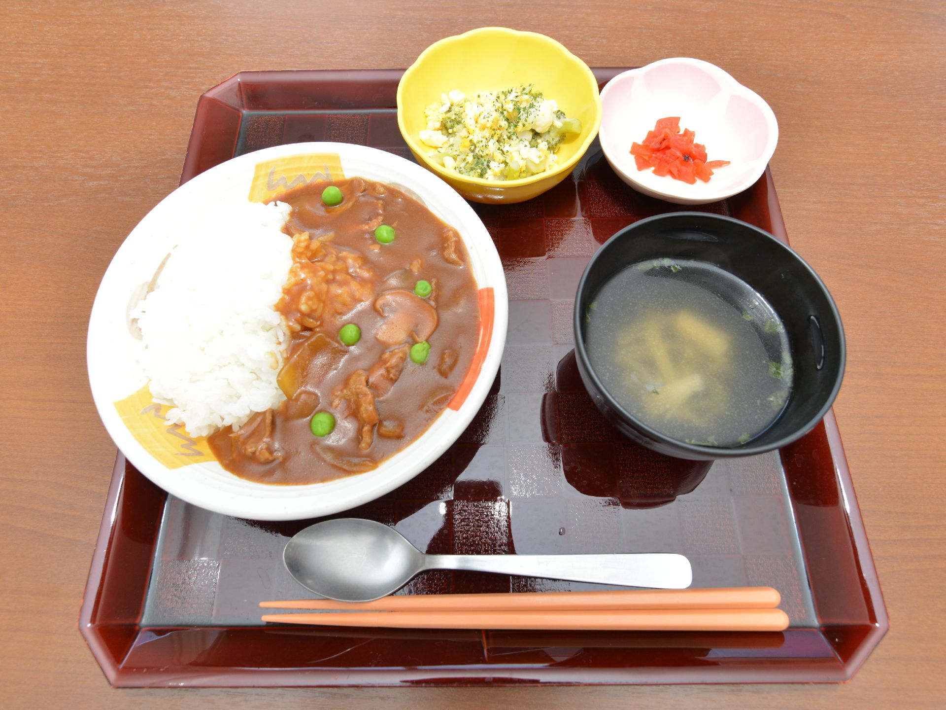 ハヤシライス、スープ、福神漬け、サラダといった栄養バランスの整った元気の出るメニュー。噛み砕きやすい大きさにカットされている。