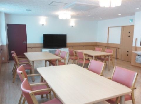 ニューソフィアコート守谷の食堂。毎日沢山の入居者様でお覆いに賑わう、楽しいお食事風景となっております。