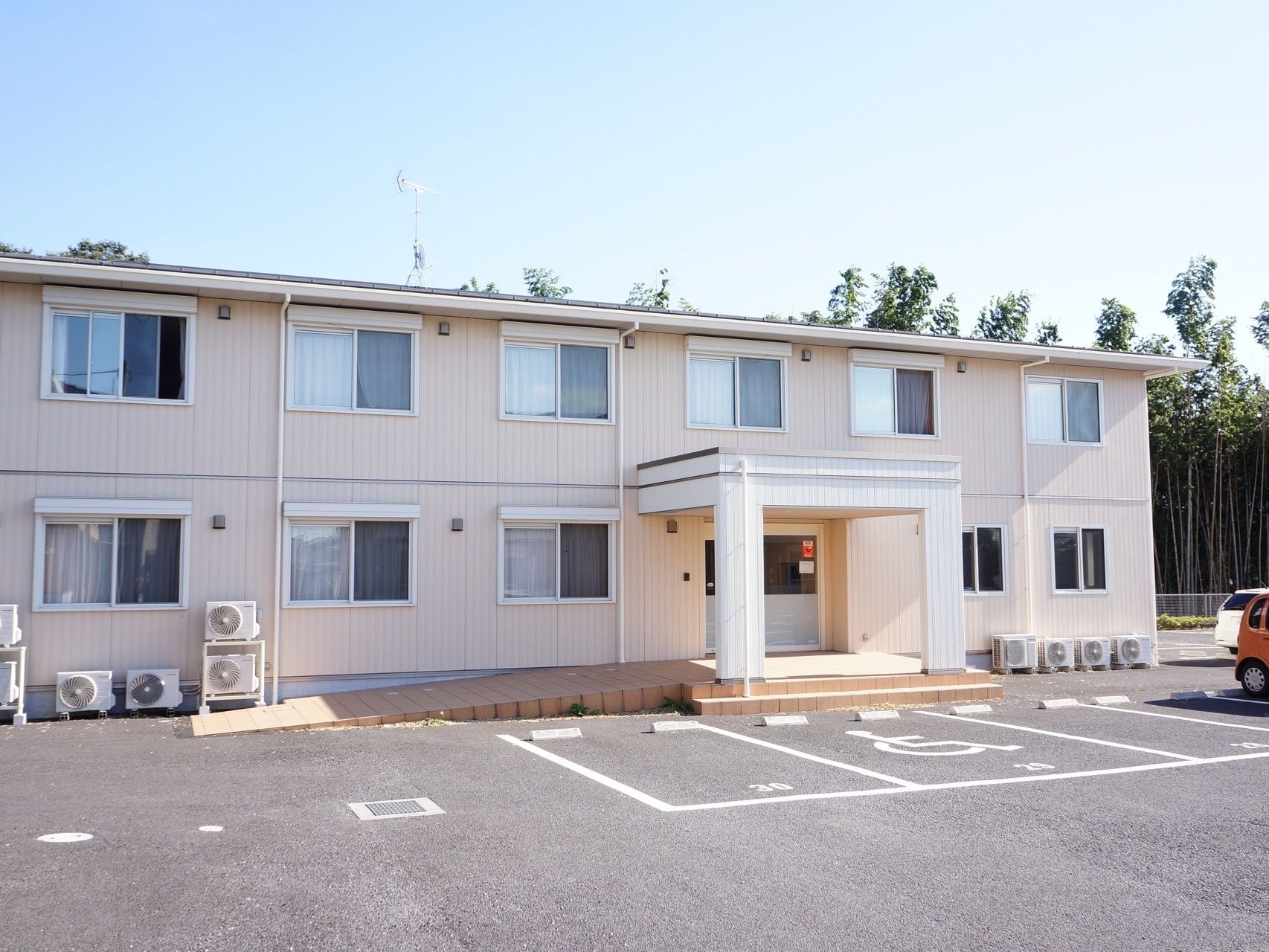 施設は二階建ての建物で、駐車スペースが広く取られている。裏には竹林があり、のんびりとした雰囲気である。