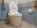居室に備わっているトイレには温水洗浄便座が付いている。花柄と水色のツートンカラーの壁で、手すりが設置されている。