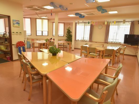 明るい雰囲気の共有ルーム