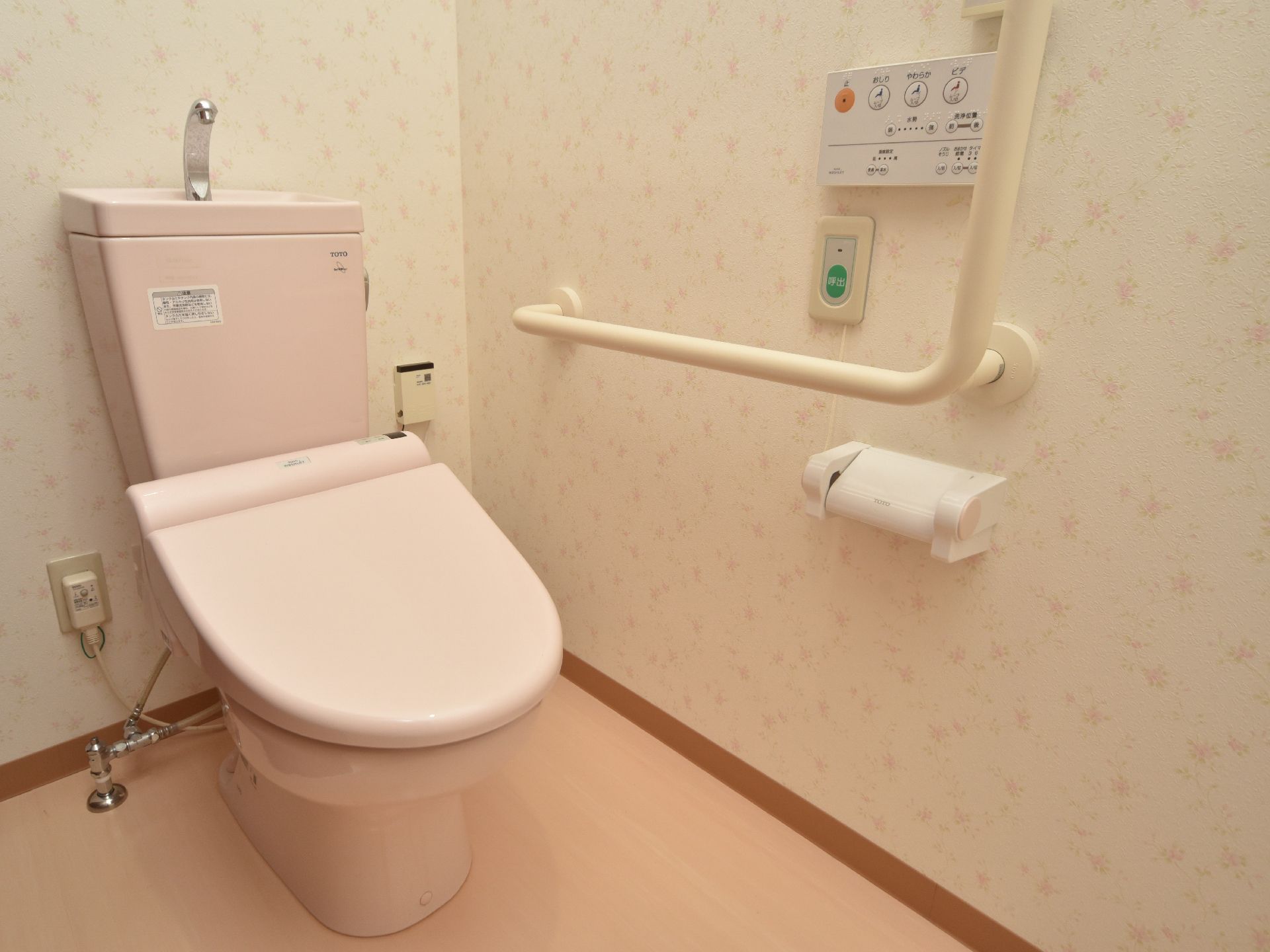 蓋が閉じている便座の右手には洗浄用のボタンが付いており、さらにその下部分にはスタッフ呼び出し用ブザーが設置されている。