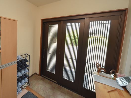 施設入口の内部