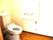 車椅子をご利用の方も負担を感じることなく使用できる、広々したトイレである。窓からの光がトイレまで届き明るい。