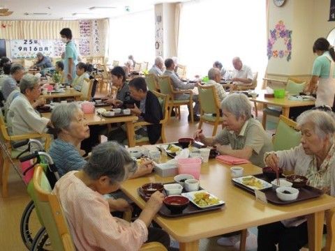 食事をする入居者