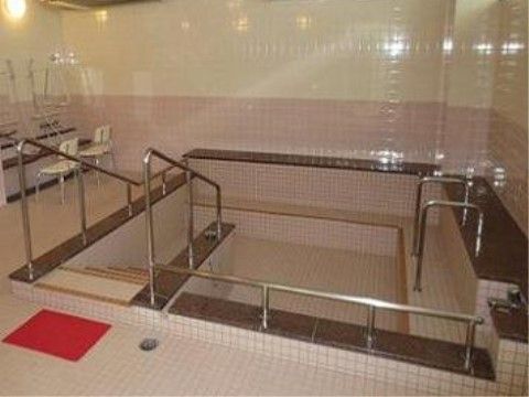 手すりが設置された浴室
