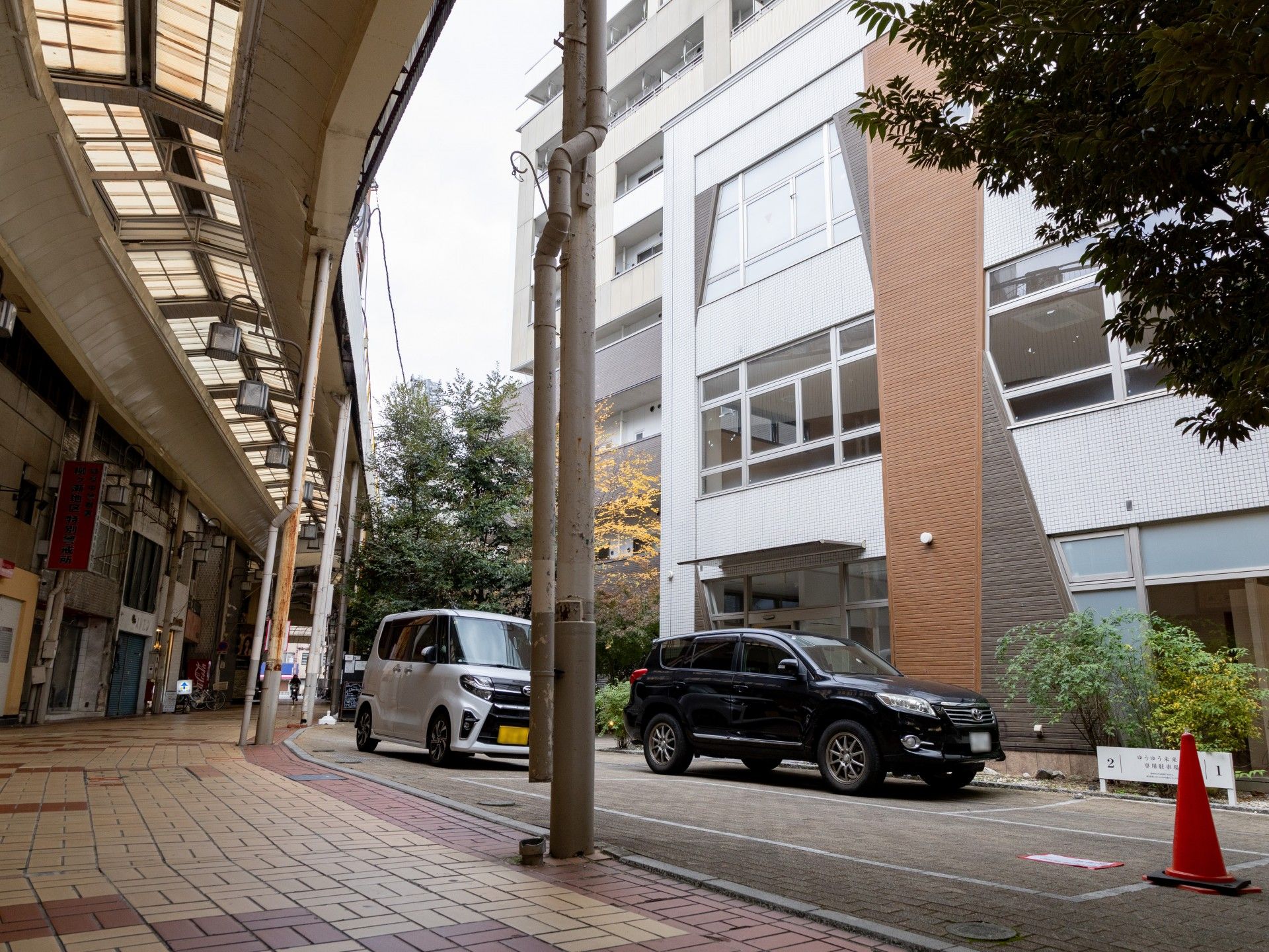 商店街沿いの建物外観