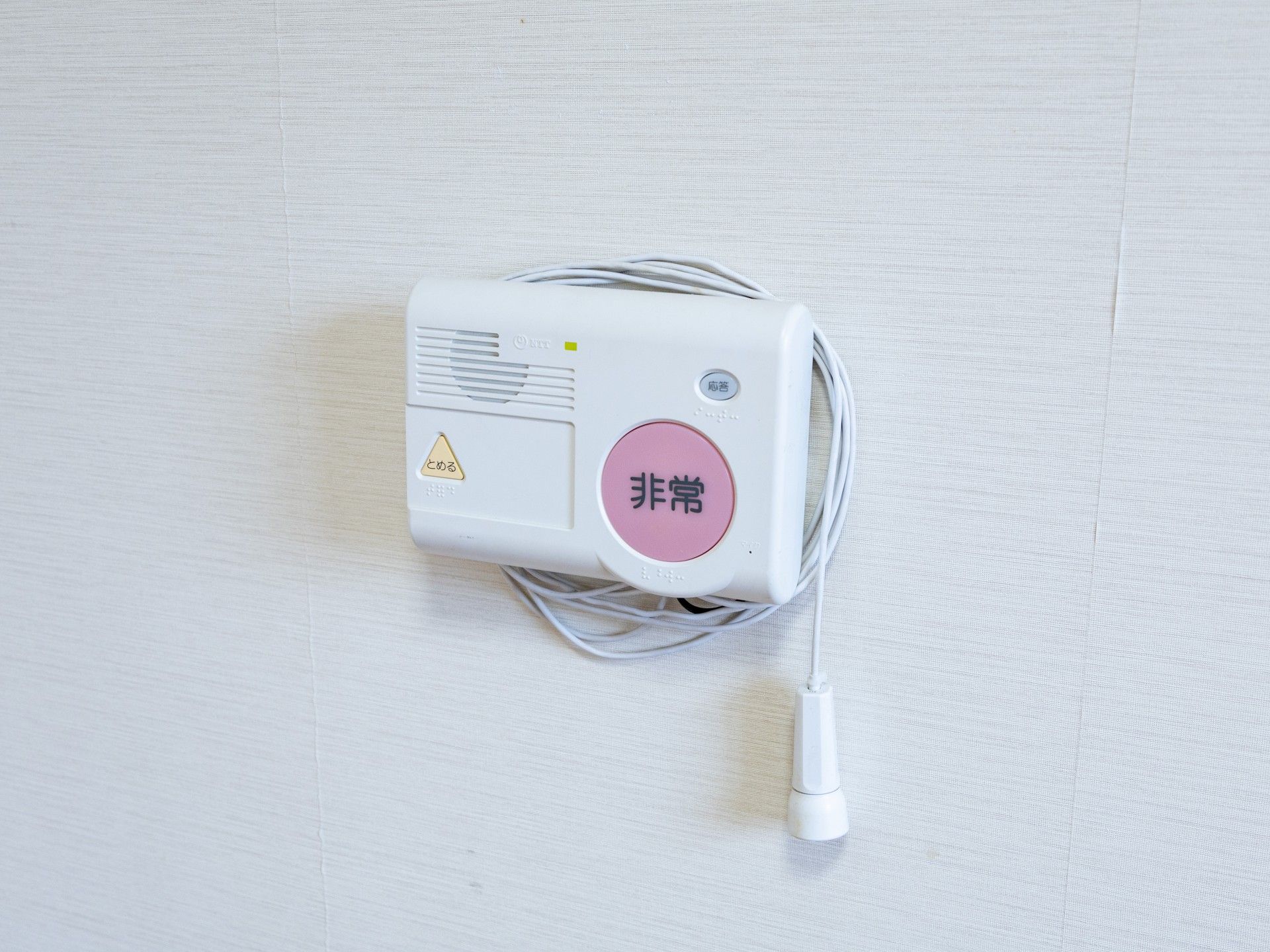 非常ボタンの壁面