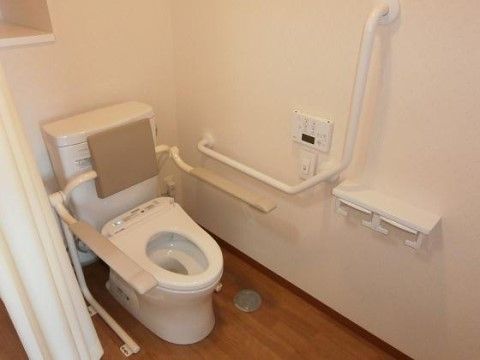 手すりのあるトイレ