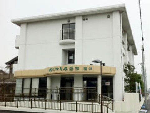 手すりとスロープが設置されている玄関