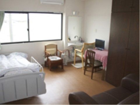 ソファーが設置された居室