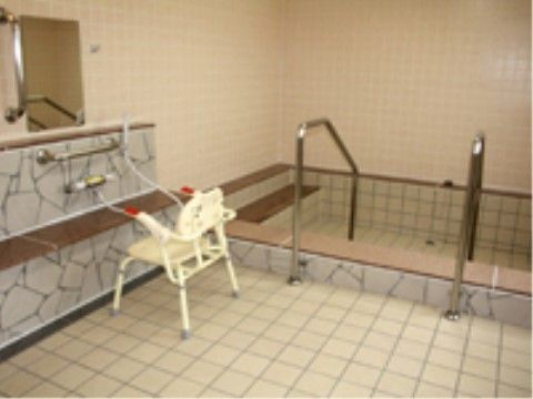 椅子が設置された浴室