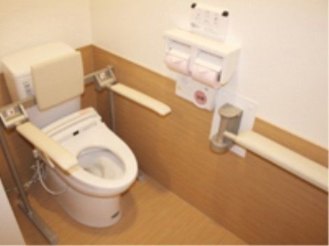 車椅子の人でも楽に座れるトイレ